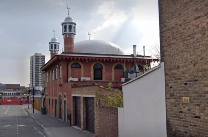 اتهام شخصين بالتخطيط لهجمات على مسجد ومقبرة يهودية في كارديف