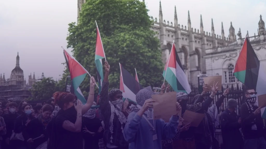 التحقيق مع معلمة بريطانية بسبب الاحتجاج ضد الاحتلال يثير موجة غضب واسعة