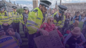 الشرطة البريطانية تعتقل محتجين في لندن ضد حظر "بال أكشن"