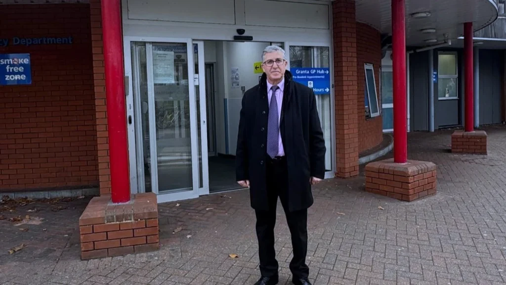 القنصلية الجزائرية في لندن تتابع الحالة الحرجة للمواطن سمير زيتوني بعد حادثة الطعن بالقطار