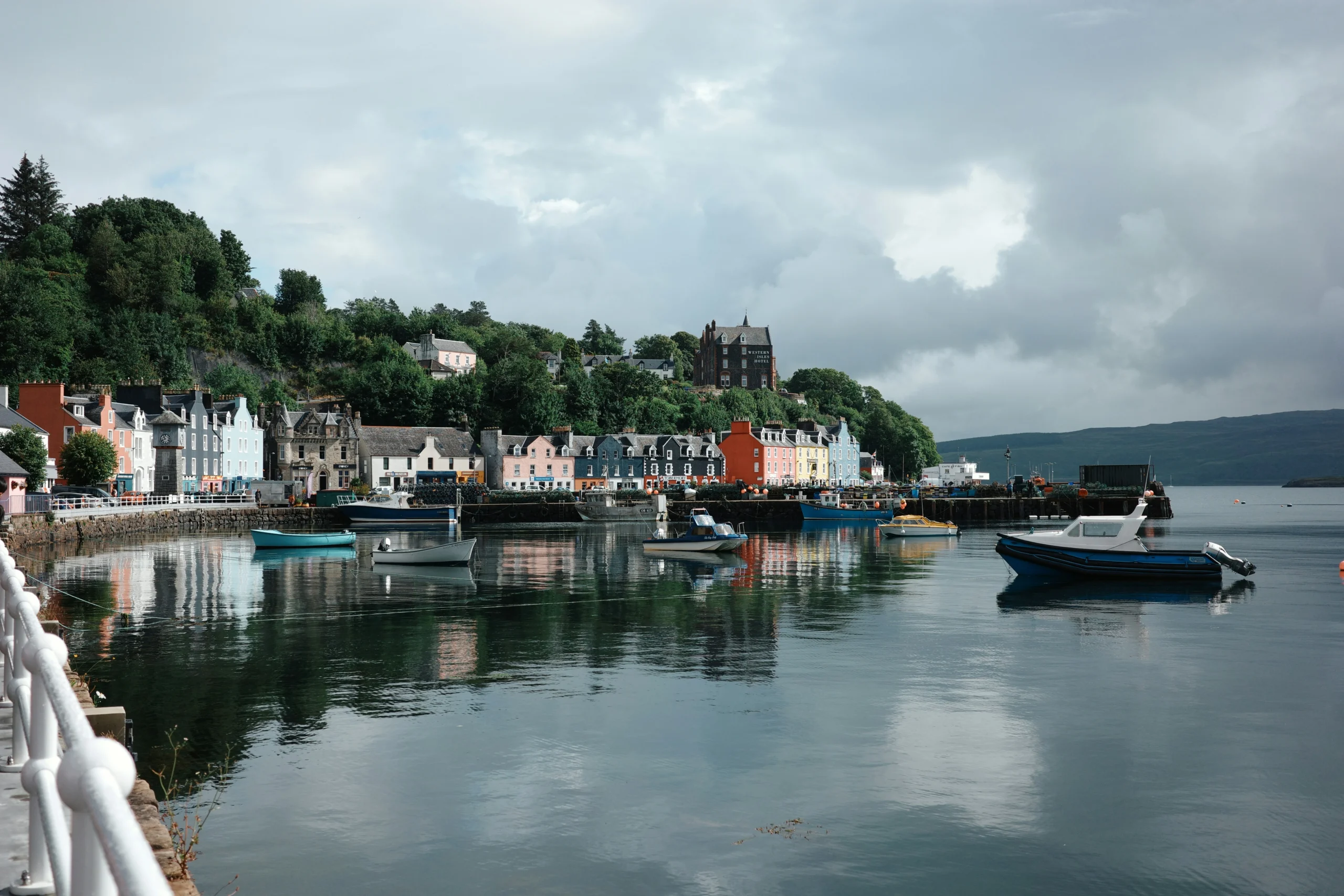 قرية بريطانية ساحرة تندرج ضمن أجمل الوجهات السياحية في خريف 2025. توبيرموري