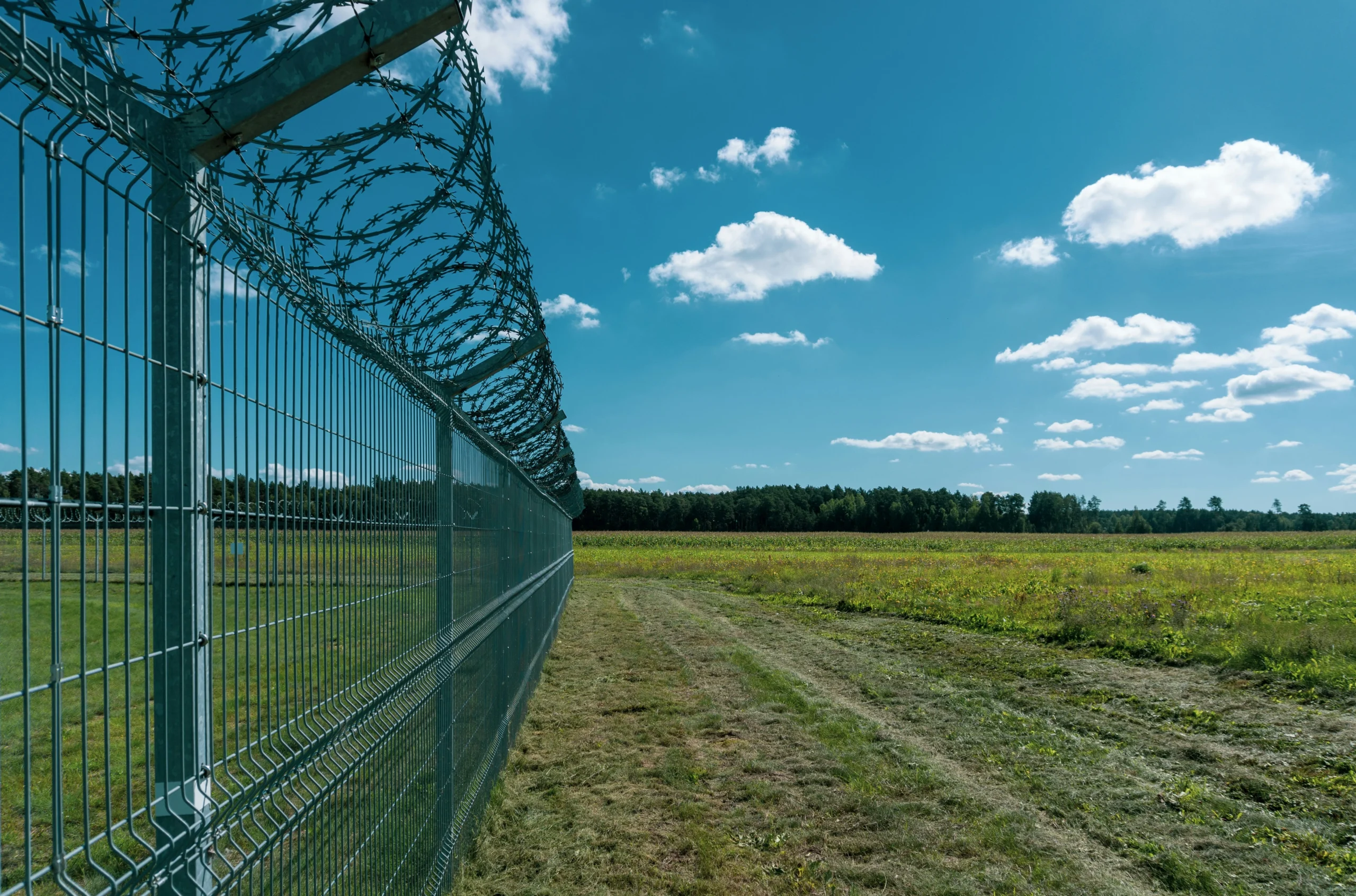 سياسة الأسوار والجدران من أوروبا إلى فلسطين.. عالم يحكمه الخوف والانفصال بقلم جوناثان باور