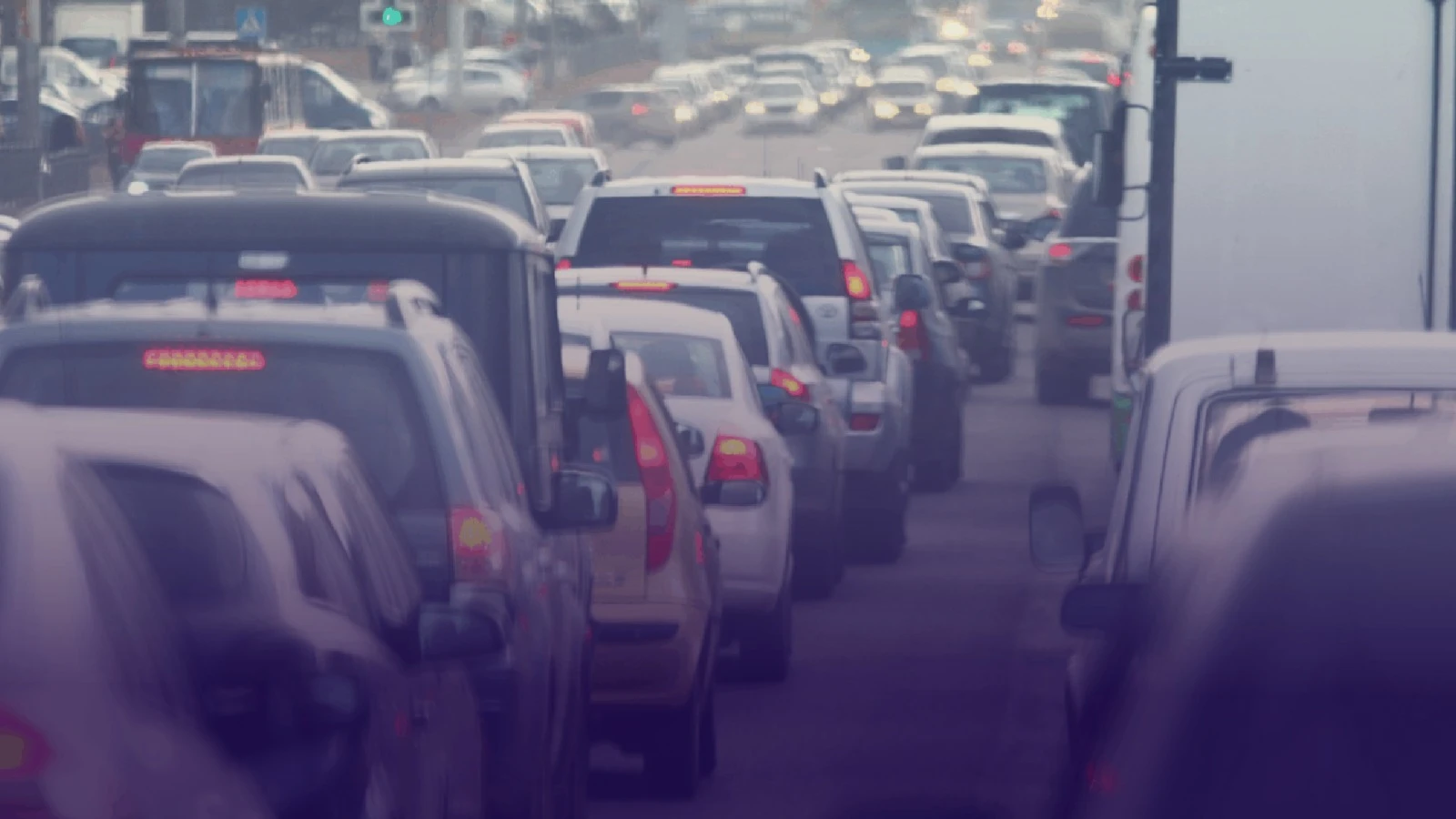 بريطانيا تشن حملة واسعة على سائقي التوصيل مع تهديد بترحيل المخالفين