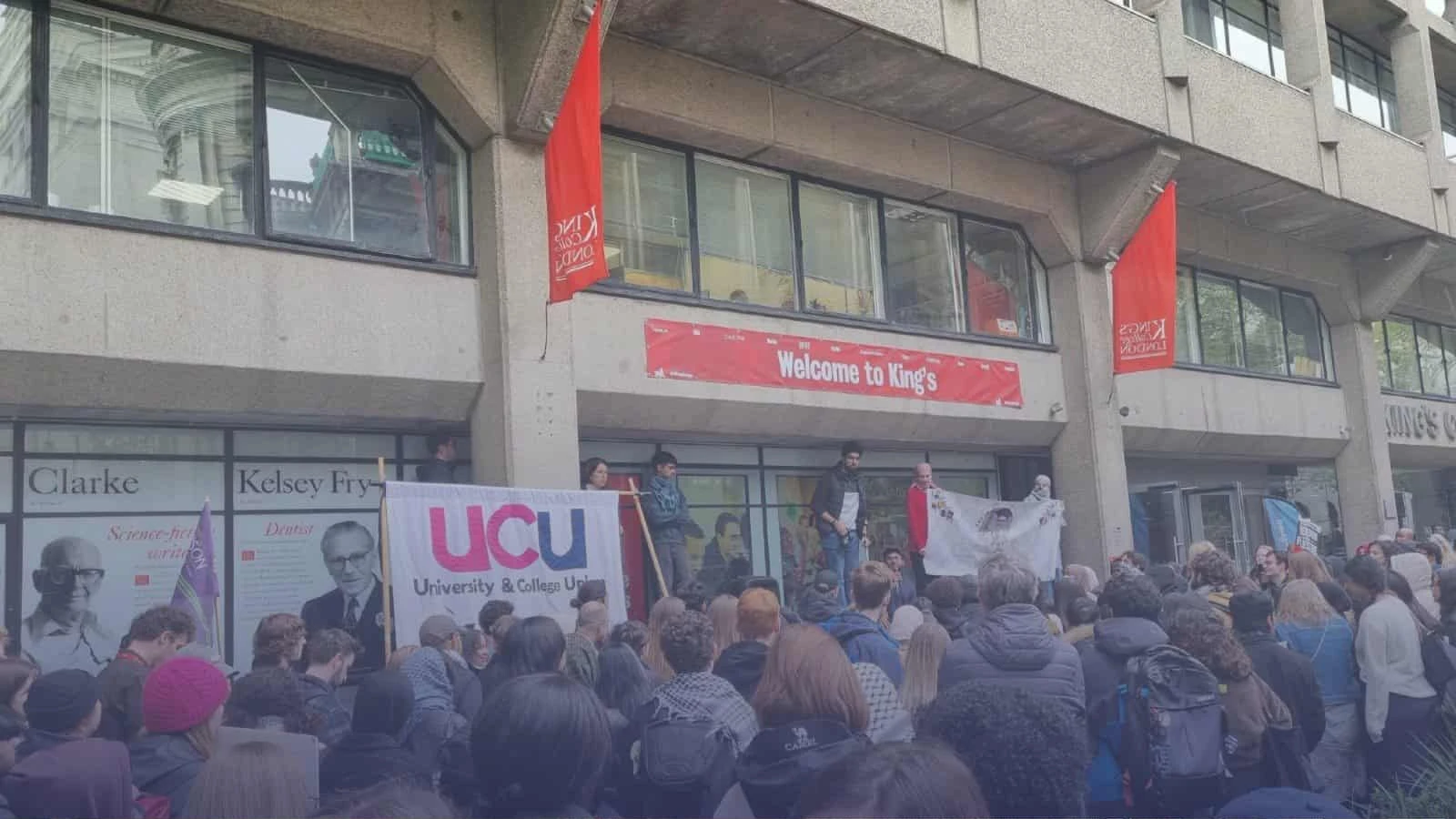 طلاب مؤيدون لفلسطين يحتجون في كينغز كوليدج لندن لاستعادة زميلهم الموقوف