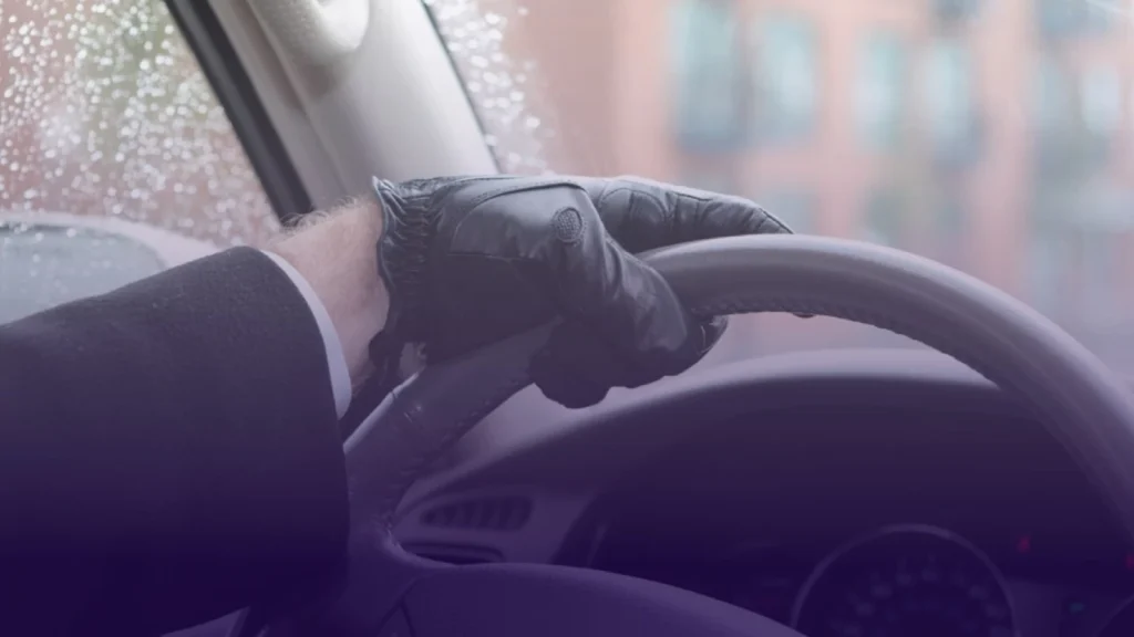 تحذير للسائقين في بريطانيا من ارتداء القفازات أثناء القيادة