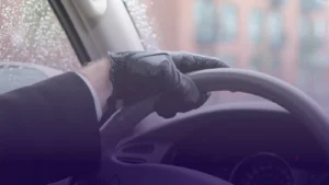 تحذير للسائقين في بريطانيا من ارتداء القفازات أثناء القيادة