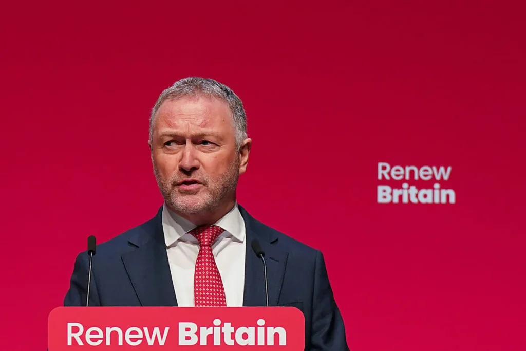 وزير بريطاني يحذّر نواب «العمال» من التآمر على ستارمر