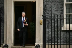 هل سيفرض كير ستارمر حظر التجوال في بريطانيا؟