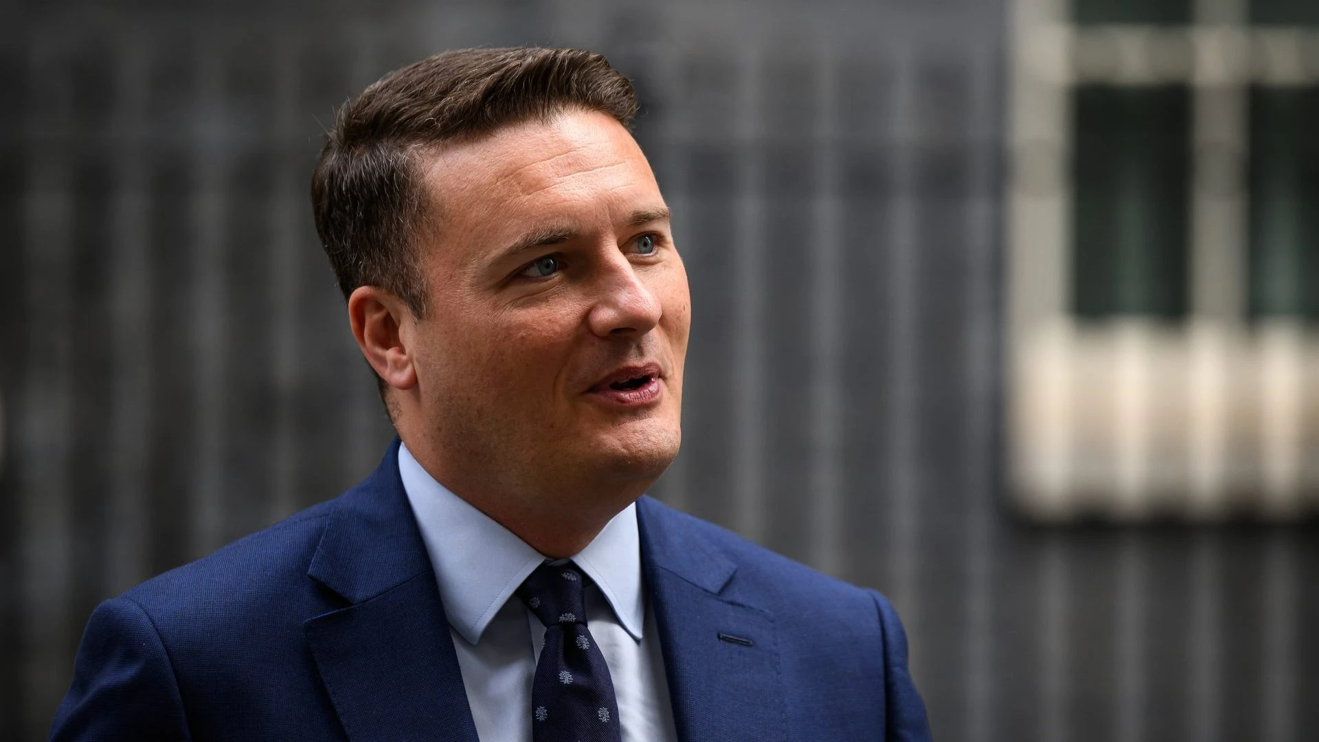 الأطّباء المقيمون في إنجلترا يستأنفون المحادثات مع الحكومة بهدف إنهاء الإضرابات