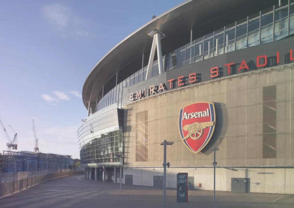 أرسنال يواجه موجة غضب بسبب شراكته مع شركة إسرائيلية وتعيينها راعيًا لقميص الفريق