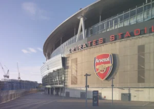 أرسنال يواجه موجة غضب بسبب شراكته مع شركة إسرائيلية وتعيينها راعيًا لقميص الفريق