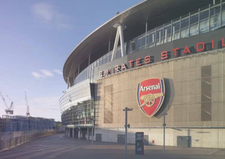أرسنال يواجه موجة غضب بسبب شراكته مع شركة إسرائيلية وتعيينها راعيًا لقميص الفريق