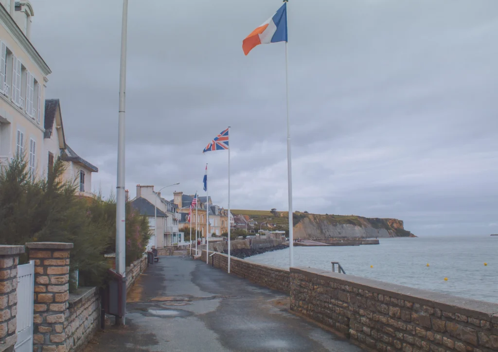 تقرير حقوقي يكشف انتهاكات خطيرة بحق اللاجئين على الحدود البريطانية-الفرنسية