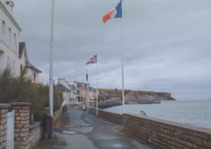 تقرير حقوقي يكشف انتهاكات خطيرة بحق اللاجئين على الحدود البريطانية-الفرنسية