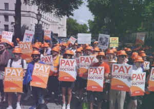 الأطّباء المقيمون في إنجلترا يستأنفون المحادثات مع الحكومة بهدف إنهاء الإضرابات