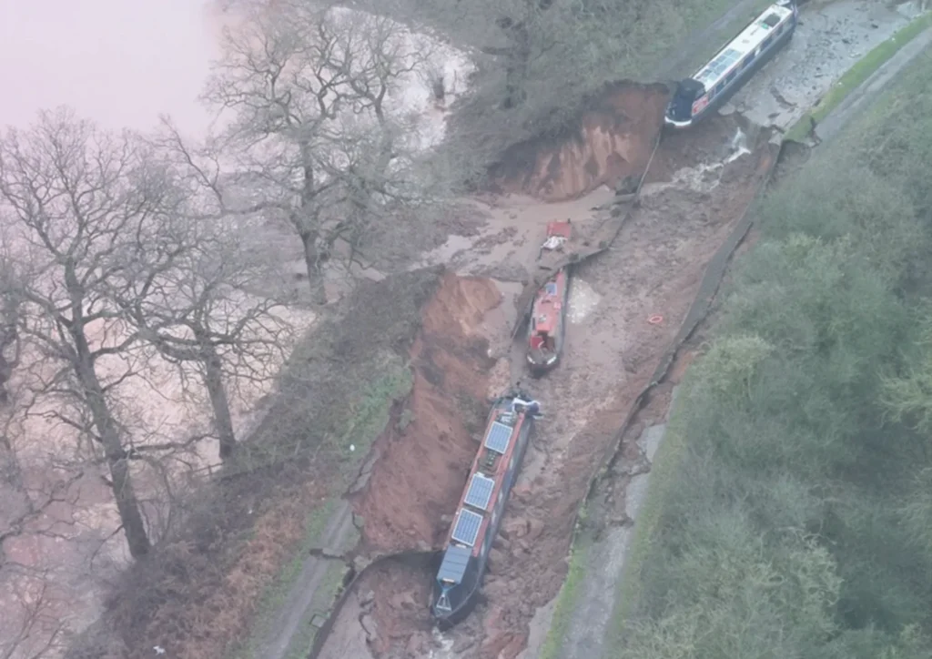 مخاوف فيضانات بعد انهيار جزئي لقناة في بلدة ويتشرش البريطانية