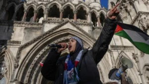 بعد التهديد بسحب كتبها.. روائية أيرلندية تشيد بقرار المحكمة حول "بال أكشن"