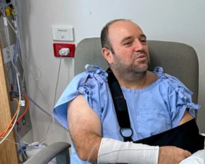 الجارديان: كيف يتعافى البطل السوري أحمد الأحمد بعد إصابته بخمس رصاصات؟