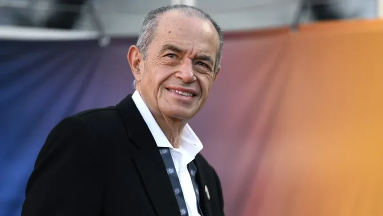 الملياردير المصري محمد منصور يغادر بريطانيا بعد سنوات من العيش فيها