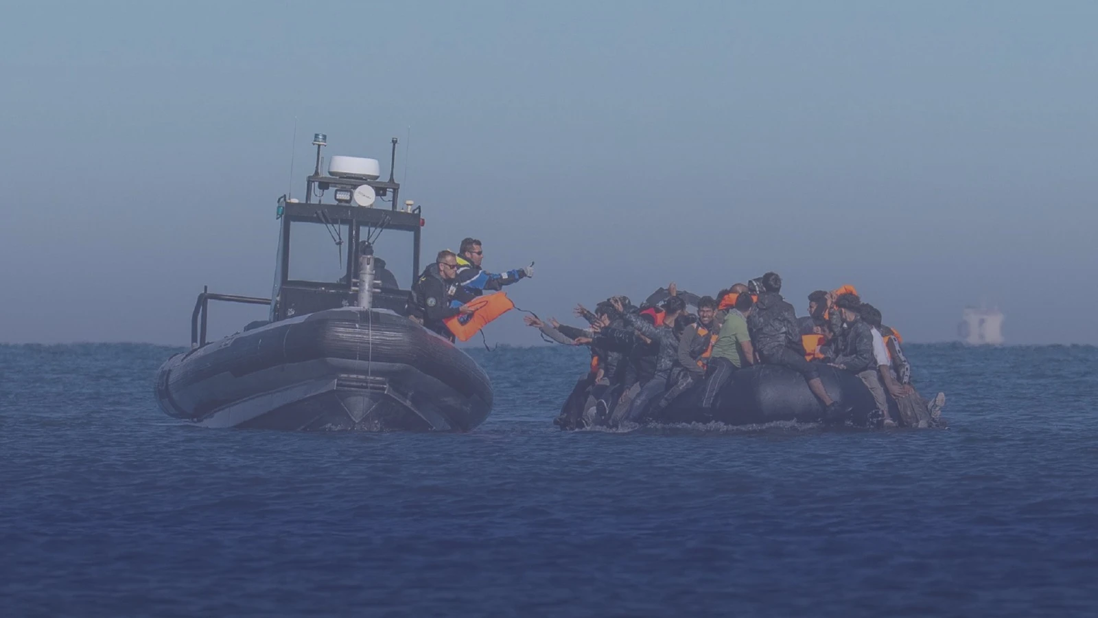 العفو الدولية تحذر من خطوة بريطانية قد تقوض حماية اللاجئين