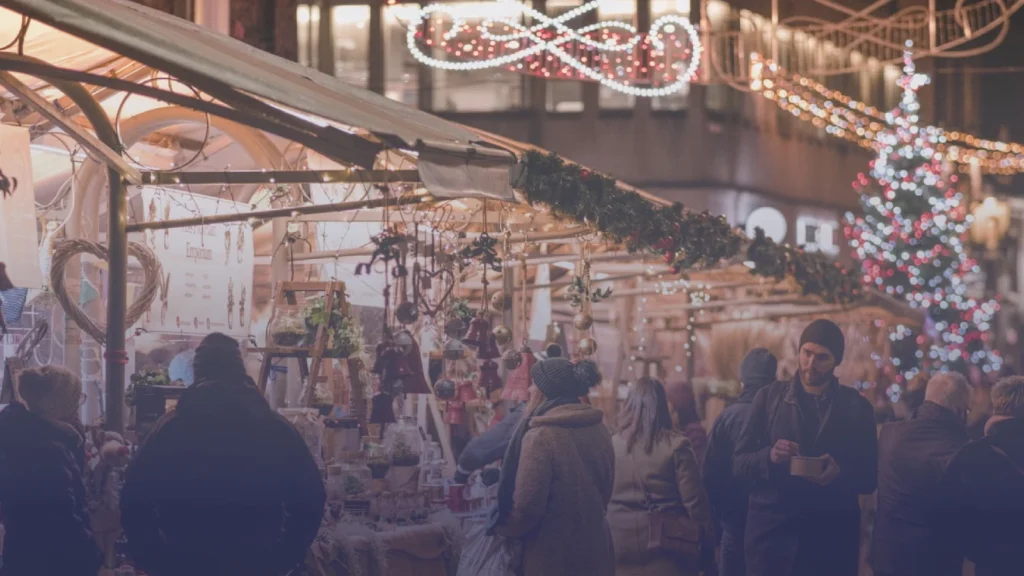 أفضل 10 أسواق لعيد الميلاد في بريطانيا لعام 2025: دليل كامل لأكثر المدن احتفالًا
