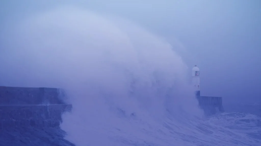 الأرصاد البريطانية تحذر من عاصفة "برام": اضطرابات في النقل وانقطاع كهرباء محتمل
