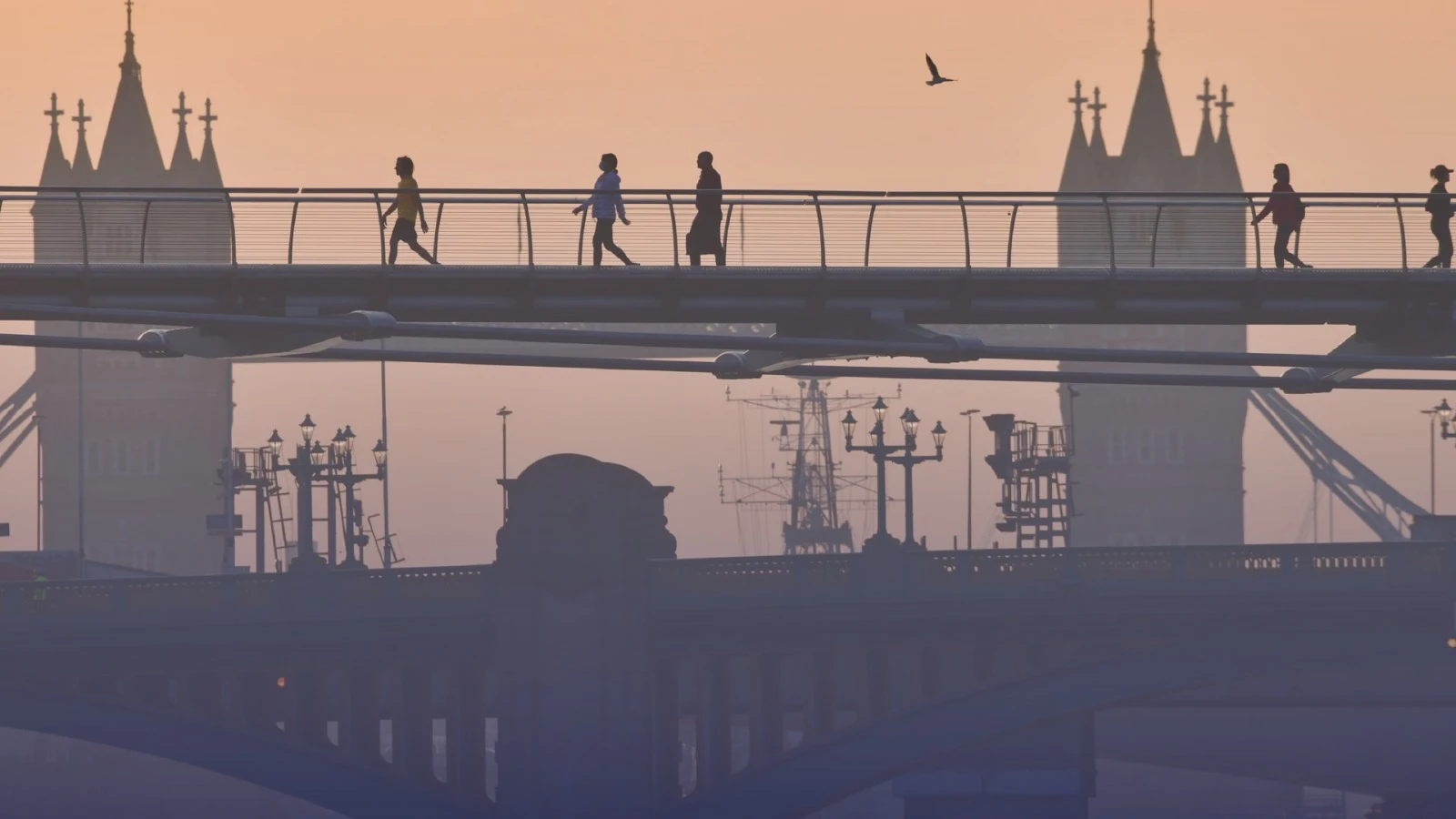 الاقتصاد البريطاني ينكمش بشكل غير متوقع قبل إعلان الميزانية