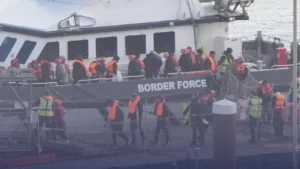 تراجع الهجرة غير النظامية في بريطانيا إلى أدنى مستوى منذ خمس سنوات