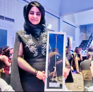 إنجاز طبي عربي في بريطانيا.. طبيبة عراقية تحصد جائزة المنظار الذهبي