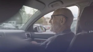 خطط جديدة قد تمنع كبار السن من القيادة في بريطانيا بدءًا من 2026
