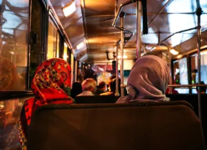 تقرير صادم: نصف المسلمات لا يشعرن بالأمان في مواصلات بريطانيا
