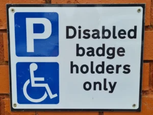 تغييرات محتملة على نظام الشارة الزرقاء في بريطانيا خلال 2026