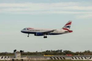 بريطانيا توسّع تحذيرات السفر لتشمل 16 وجهة جديدة