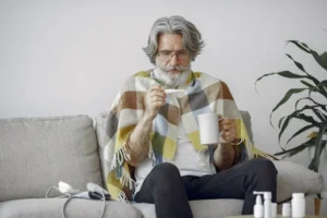 هل يحق لك رفض العمل بسبب البرد؟ ما يقوله القانون البريطاني للموظفين