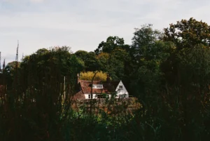 قرية بريطانية ساحرة بأسعار منازل أقل من لندن بـ140 ألف باوند