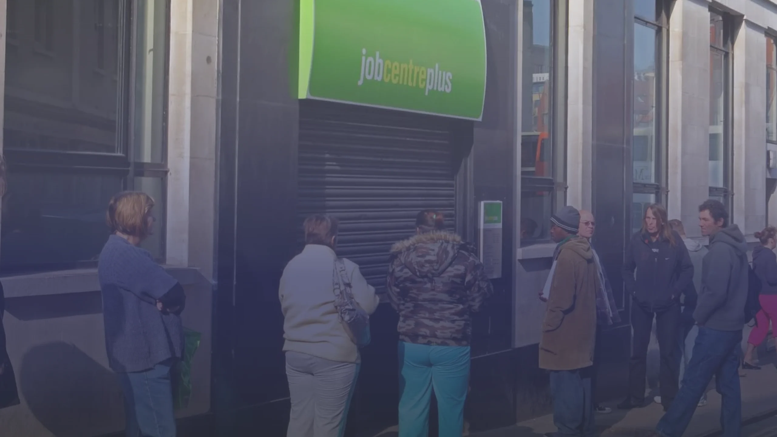 البطالة بين شباب بريطانيا ترتفع بأسرع وتيرة في الاقتصادات الكبرى