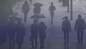 الطقس في بريطانيا: أمطار ورياح مستمرة مع احتمال تحسن الطقس قبل عيد الميلاد