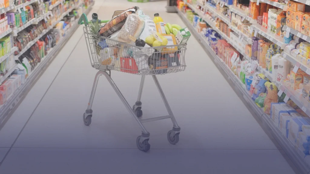 تعرف إلى أرخص سوبر ماركت للتسوق في عيد الميلاد ببريطانيا لعام 2025