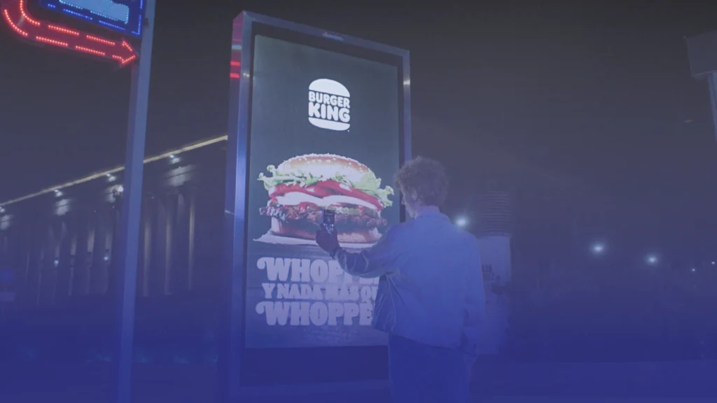 بريطانيا تحظر إعلانات الوجبات السريعة على التلفزيون قبل التاسعة مساءً