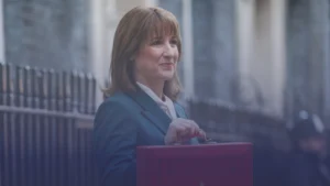 ريفز تبحث في زيادات ضريبية في 2026 رغم تحسن التوقعات