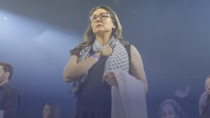 أغنية فلسطينية تنافس على المركز الأول في قائمة أغاني الكريسماس البريطانية