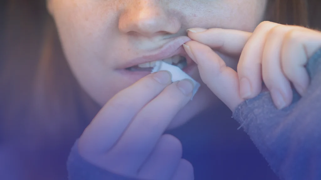 دراسة تحذّر من انتشار إدمان أكياس النيكوتين وسط المراهقين في بريطانيا