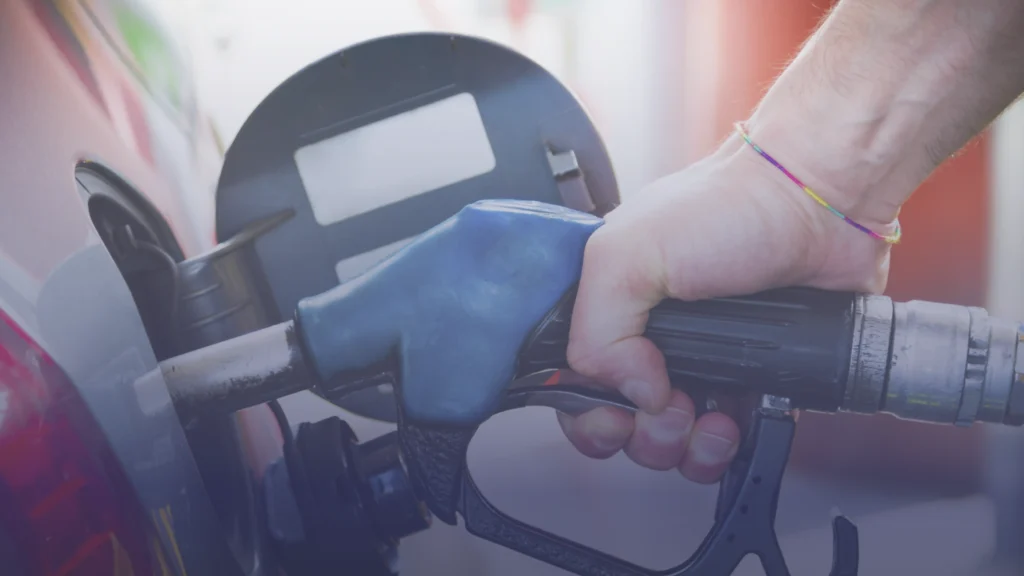 لماذا ترتفع أسعار الوقود الآن؟ تحذيرات للسائقين قبل عيد الميلاد