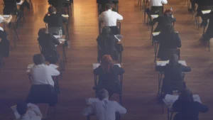 إنجلترا تتجه لاعتماد الامتحانات الإلكترونية لـGCSE وA-level بحلول 2030