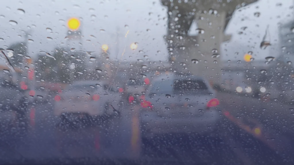 أخطاء شائعة أثناء القيادة تحت المطر قد تكلف السائقين حتى 10 آلاف باوند