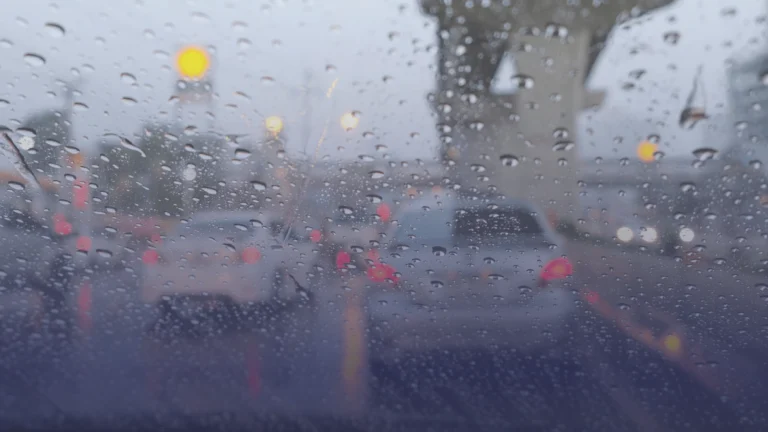 أخطاء شائعة أثناء القيادة تحت المطر قد تكلف السائقين حتى 10 آلاف باوند