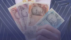 بنك بريطاني يقدّم 200 باوند نقداً قبل موسم الأعياد