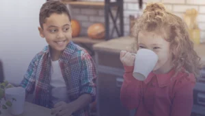 متى يكون شرب الشاي أو القهوة آمنًا للأطفال وفق توصيات طبية حديثة
