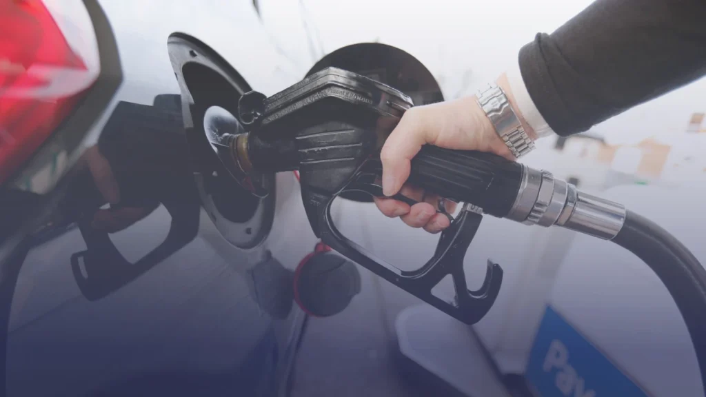 لماذا لا تنخفض أسعار الوقود في بريطانيا رغم تراجع النفط عالمياً؟