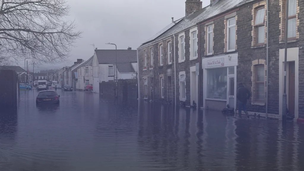 لماذا نشهد أمطارًا أكثر في شتاء 2025 في بريطانيا؟